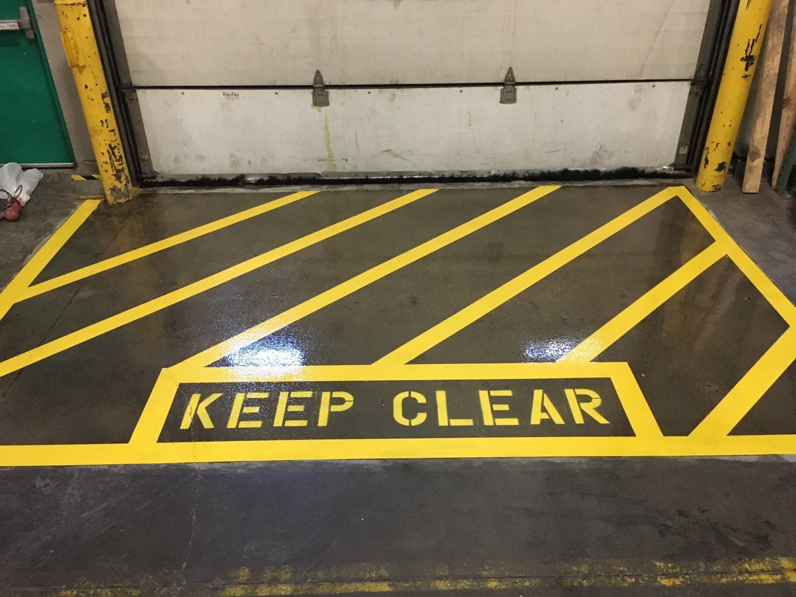 Keep clear lable in front of dock door